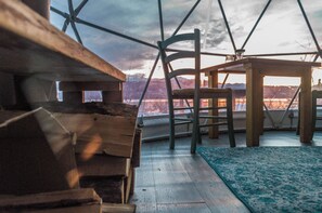 帳棚, 1 張加大雙人床, 湖景 | 羽絨被、遮光布/窗簾、床單