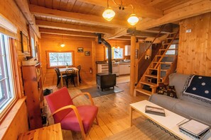 Living area - Little Atlin Lodge (Tagish)