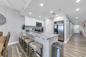 Een koelkast, een microgolfoven, een oven, een kookplaat