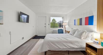 Stay Downtown, Free Gated Parking, Renovated Studio! 512