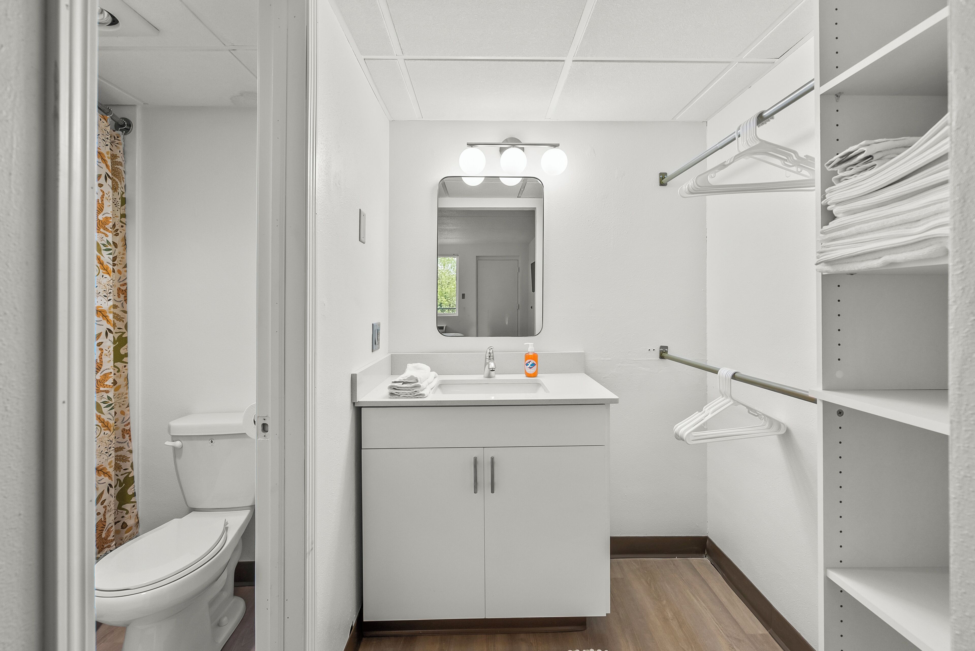 Secadora de cabello, toallas, jabón, shampoo 