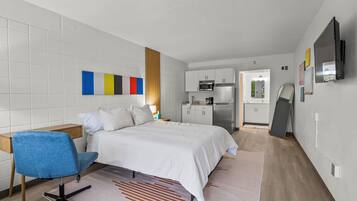 1 sovrum, skrivbord, strykjÀrn/strykbrÀda och gratis wi-fi