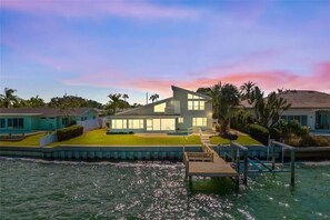 Exterior - Tropical Island beach Home with pool (Indian Rocks Beach)