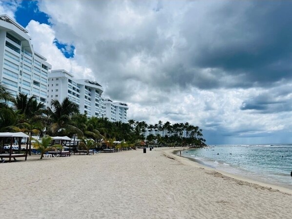 Sun loungers, beach towels - Stylish & Cozy 1 bed at 1 Min Walk to the Beach with Pool-Gym -Condo Apartment (Juan Dolio)