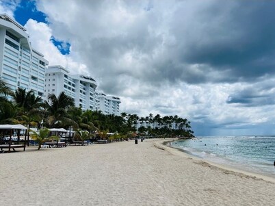 Stylish & Cozy 1 bed at 1 Min Walk to the Beach with Pool-Gym -Condo Apartment