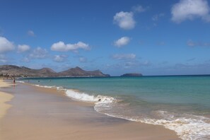 Plage, chaises longues, serviettes de plage