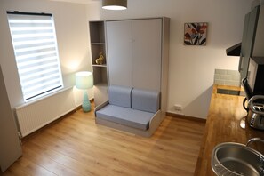 Deluxe Studio | Living area | Flat-screen TV - Urban Hideaway Studio (London)