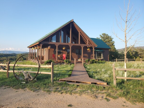Exterior - WINTER SPECIAL! Mountain View Home on 35 acres, bring your pets and horses (Westcliffe)
