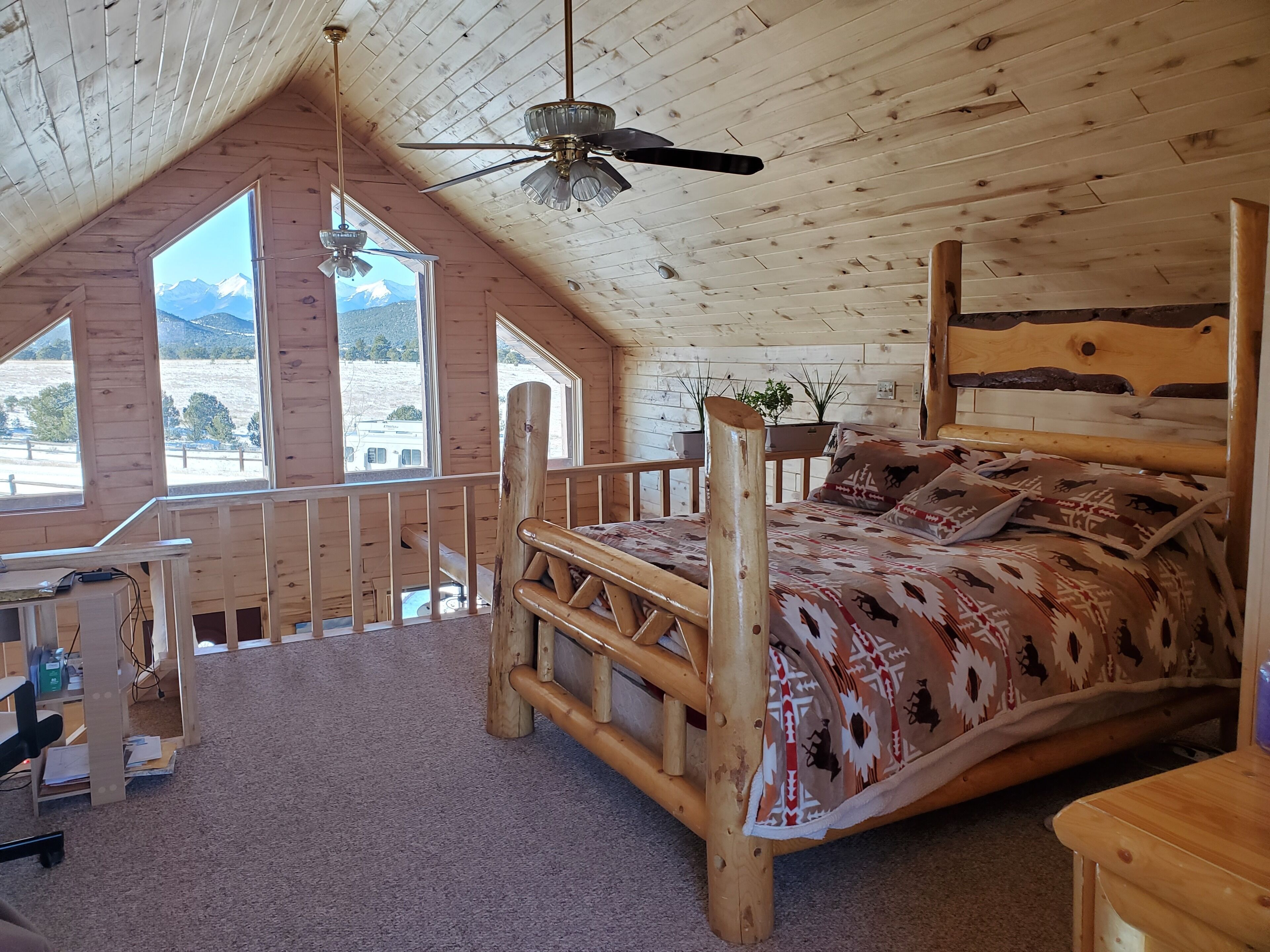 2 bedrooms, desk, WiFi, bed sheets