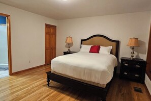 3 bedrooms, desk, free WiFi, bed sheets - Serene Rustic Retreat with Lake (Cuddebackville)