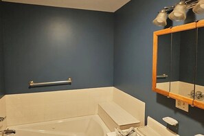 Shower, hair dryer, towels - Serene Rustic Retreat with Lake (Cuddebackville)