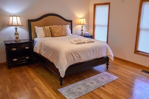 3 bedrooms, desk, WiFi, bed sheets