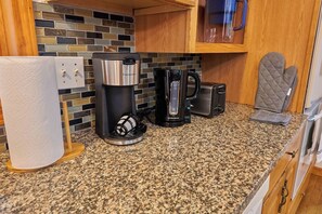 Fridge, microwave, oven, stovetop - Serene Rustic Retreat with Lake (Cuddebackville)