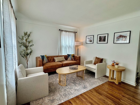 Smart TV, fireplace, video games - Bungalow Bliss in Royal Oak (Royal Oak)