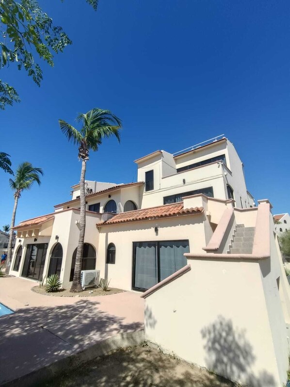 Exterior - Incredible rooms at incredible prices in hotel zone. meters away from the beach! (San José del Cabo)