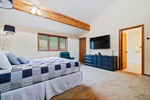 4 عدّ�ة غرف نوم ومكتب وسرير سفر وواي فاي