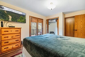 4 Schlafzimmer, Schreibtisch, Reisekinderbett, WLAN