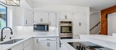 Kühlschrank, Mikrowelle, Ofen, Herdplatte