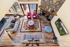 Televisión, chimenea, mesa de ping pong