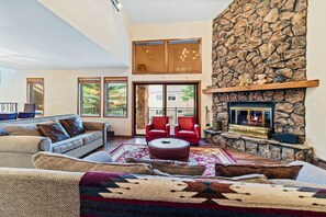 Télévision, cheminée, table de tennis de table