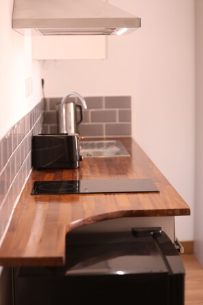 Studio Deluxe | Cuisine privée | Bouilloire électrique, grille-pain