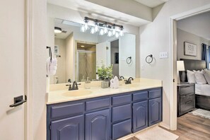 Dusj, hårføner, håndklær og såpe