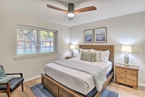 3 soverom, skrivebord, strykejern/-brett og reiseseng for barn