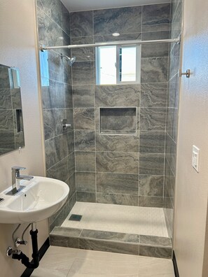 Single Room, 1 Queen Bed, Non Smoking | Bathroom | Shower, towels, soap, shampoo - STAR INN Hotel (Maywood)