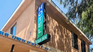 Ett hotell med en skylt som visar att det är ett Star Inn-hotell.