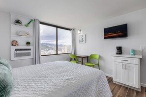1 habitación, escritorio, tabla de planchar con plancha y wifi 