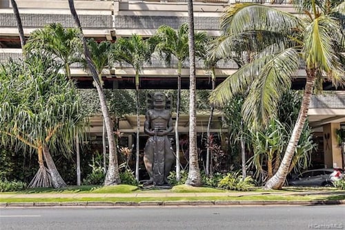 Remodeled High Floor Waikiki Studio
