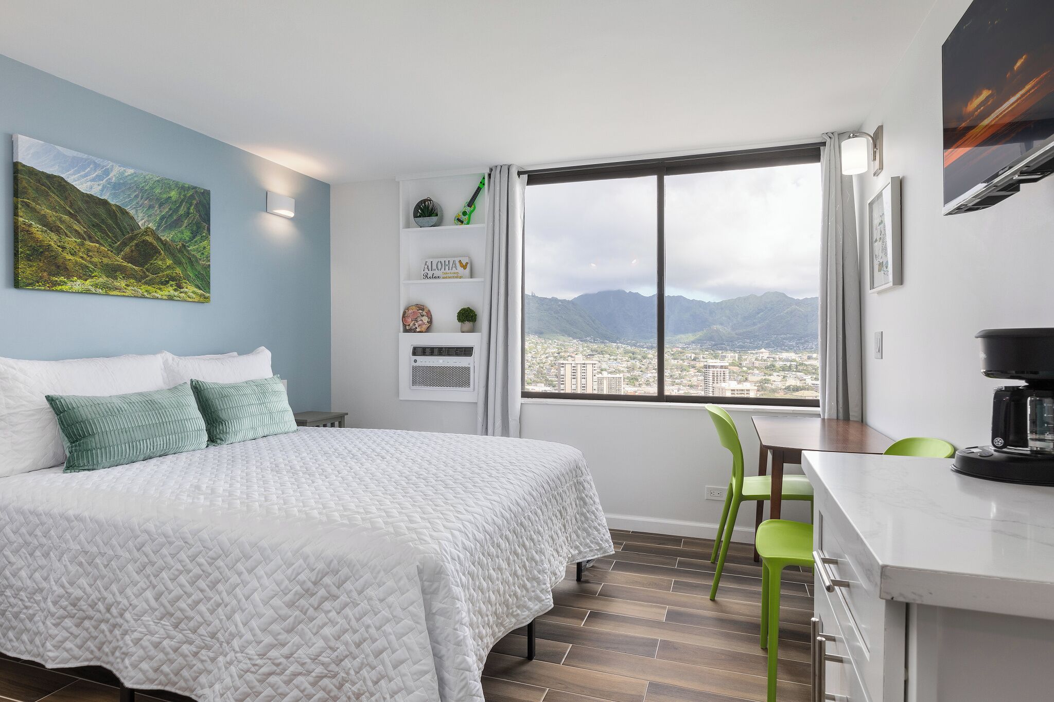 1 dormitori, escriptori, planxa i posts de planxar i wifi 