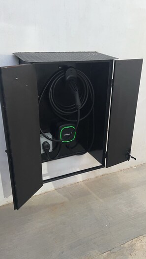 An open electrical box with a cable and a green light indicator. - Spectacular and Modern Apartment with Jacuzzi (Santa Cruz Xoxocotlán)