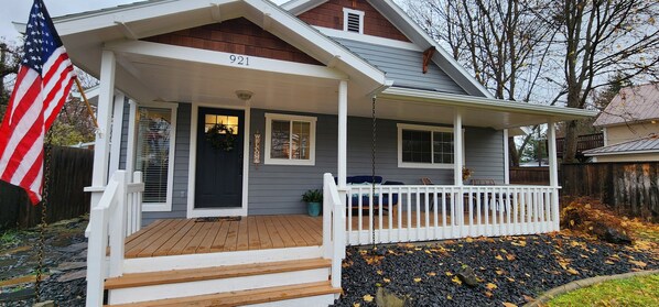A house with a porch, a welcome sign, and an American flag. - Guest Favorite, Peaceful, Walkable to Dinning & Shopping. 5-Star clean! (Coeur d'Alene)