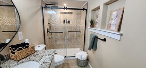 Shower, hair dryer, towels, soap - Guest Favorite, Peaceful, Walkable to Dinning & Shopping. 5-Star clean! (Coeur d'Alene)