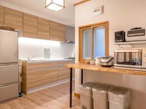 Réfrigérateur, micro-ondes, grille-pain