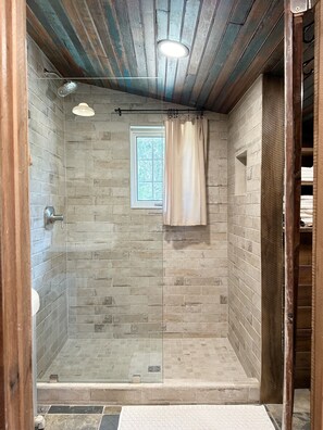 The Corn Crib Cabin | Badezimmer | Handtücher, Seife, Shampoo, Toilettenpapier