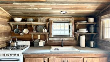 The Corn Crib Cabin | Cocina privada | Microondas y utensilios de cocina