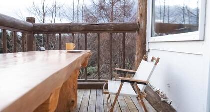 ウッドハウス・ヤスナヤ · ウッドハウス・ヤスナヤ/ハンモックでゆらゆら、大型BBQ台完備!エモーショナルな体験を提供