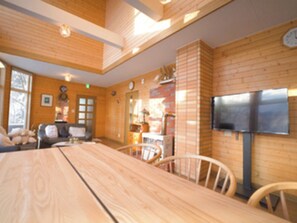 TV, fireplace - しろくまの宿 (Toyako)