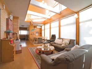 TV, fireplace - しろくまの宿 (Toyako)