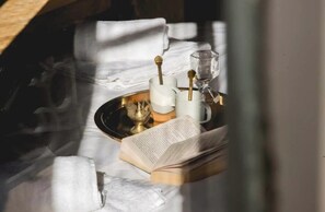 Douche, sèche-cheveux, serviettes fournies, savon