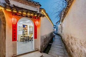 Outdoor dining - Hongcun Fengqing Cold House (Yi County)