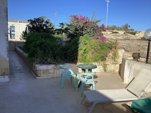 Outdoor dining - guesthouse with pool with AC and WiFi in fabulous Naxxar/ Qawra (Naxxar)