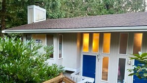 Un petit bâtiment d’un seul étage, avec une porte bleue et de nombreuses fenêtres.