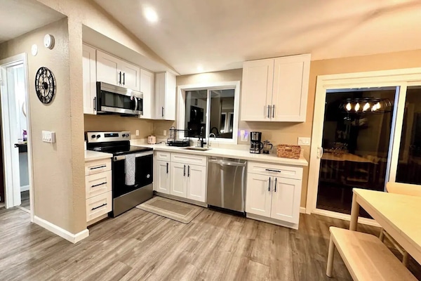 Frigorífic, microones, forn i placa de cuina