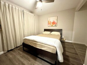 2 bedrooms, iron/ironing board, WiFi, bed sheets - 08 Min to PAE Airport - Cozy 2Br Home Surrounded by Nature w/carport  (Everett)