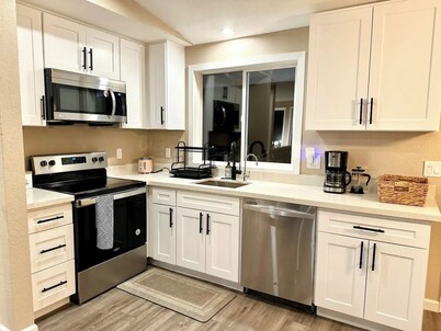 08 Min to PAE Airport - Cozy 2Br Home Surrounded by Nature w/carport 