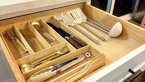 Un tiroir de cuisine contenant des ustensiles rangés dans des compartiments.