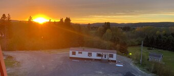 Cozy 2-bedroom mobile home in charming Madawaska with AC, WiFi